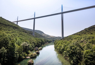 Viaduc de Millau, en imponerende bro over Tarn-floden omgivet af frodige bakker i nærheden af Millau, Frankrig.