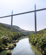 El Viaducto de Millau se eleva sobre un valle verde cercano a Millau, Occitania, Francia, cruzando el río Tarn.