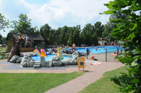Børnevenligt udendørs svømmebassin og legeområde på Veluwecamping 't Schinkel i Gelderland, Holland.