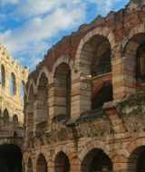Antiguo anfiteatro romano con arcos de piedra junto a Castelnuovo del Garda en la región del Véneto, Italia.