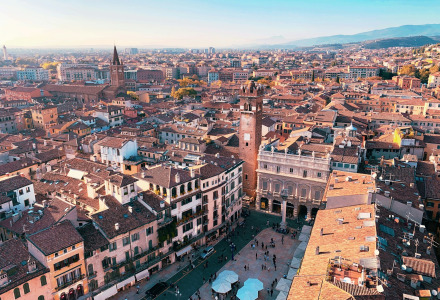 Vista aérea de tejados y una plaza animada cerca de Castelnuovo del Garda, Veneto, Italia.