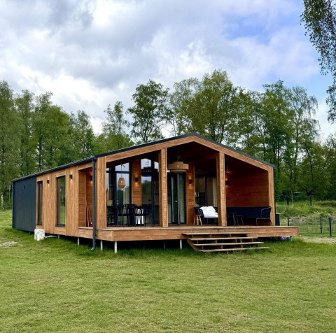 Modern strandhuisje The Beach House bij Wilsumer Berge, Duitsland, met terras en veel groen.