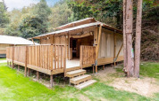 Tienda safari Stardust 40 Family Lodge en Petite Suisse, Bélgica, rodeada de árboles y naturaleza.