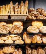 Pan y baguettes recién horneados en estantes de una panadería en un parque vacacional con glamping.