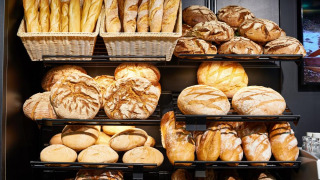 Pan y baguettes recién horneados en estantes de una panadería en un parque vacacional con glamping.