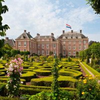 Jardín barroco y palacio en Hoenderloo, Gelderland, Países Bajos, con bandera neerlandesa ondeando arriba.