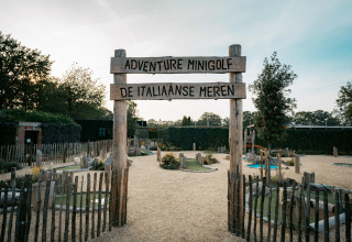 Avonturenminigolf ingang bij Camping de Italiaanse Meren vakantiepark in Gelderland, Nederland, ’s avonds.