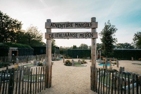 Ingresso minigolf avventura al Camping de Italiaanse Meren, parco vacanze in Gheldria, Paesi Bassi, di sera.