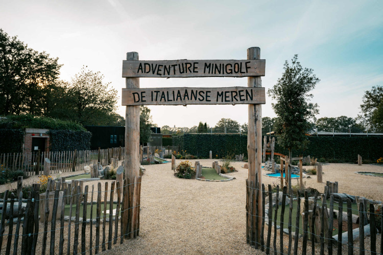 Adventure Minigolf Eingang im Camping de Italiaanse Meren Ferienpark in Gelderland, Niederlande, am Abend.