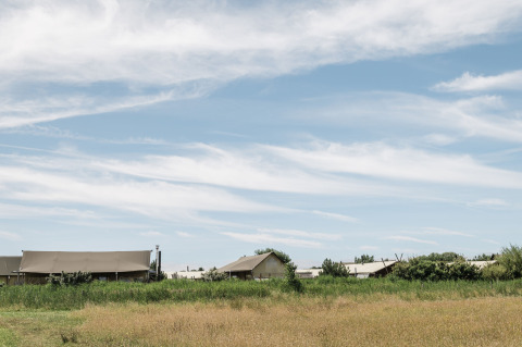 Duynpark Het Zwanenwater i Nordholland, Holland, med telte og grønne områder under en blå himmel.
