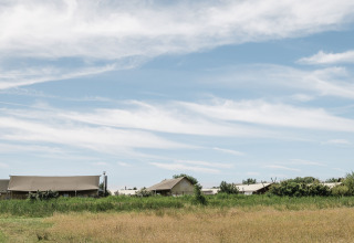 Duynpark Het Zwanenwater i Nordholland, Holland, med telte og grønne områder under en blå himmel.