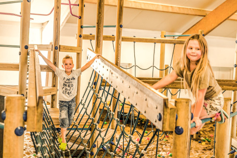 Due bambini giocano su una struttura da arrampicata nel parco Holiday Park Mölke, Overijssel, Paesi Bassi.