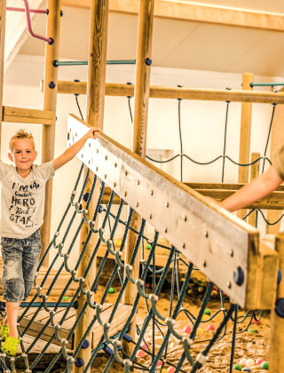 Dos niños juegan en una zona de juegos cubierta en Holiday Park Mölke, Overijssel, Países Bajos.