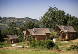 Glampinghytter på Huttopia Pays de Cordes sur Ciel i Occitanie, Frankrig, med smuk natur omkring.