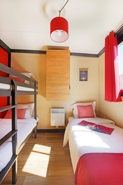 Habitación con litera y cama individual en Chalet Evasion Vista, Huttopia Pays de Cordes sur Ciel, Francia.