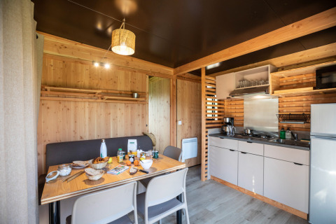 Vista interior del Chalet Evasion Vista en Huttopia De Roos, Países Bajos, con cocina y comedor.