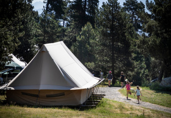 Family camps in a Canadienne Cosy safari tent at Camping Huttopia De Veluwe, surrounded by forest scenery.