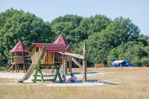 Parque infantil con niños bajo un tobogán en Huttopia De Roos, parque vacacional en Overijssel, Países Bajos.