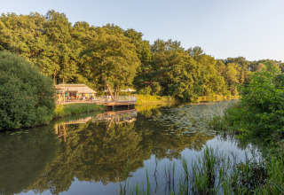 Naturskønt udsigt over sø og skov ved ferieparken Huttopia De Roos i Overijssel, Nederlandene.