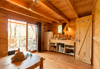 Binnenaanzicht van de Cahutte safaritent bij Huttopia De Roos in Nederland met houten interieur.