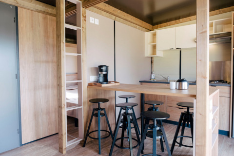 Moderne keuken en gezellige zithoek in Chalet Toronto bij Huttopia De Roos, Nederland.
