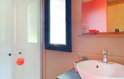 Baño moderno en la Gypsy caravan en Huttopia Parque de Doñana, España, con ducha y lavabo de diseño.