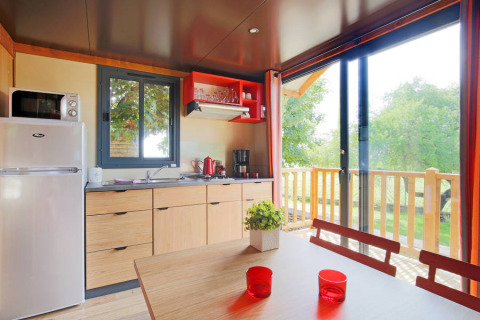 Moderne keuken en eethoek in de kleurrijke Gypsy caravan hut bij Huttopia Parque de Doñana, Spanje.