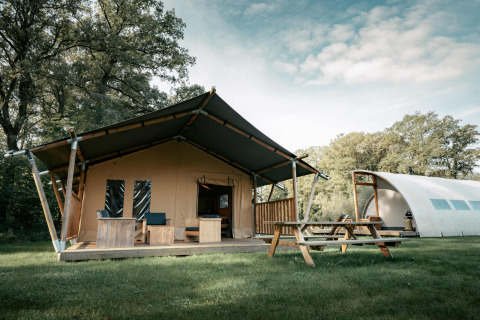 Tienda de lujo y cabaña moderna en Camping de Italiaanse Meren, parque vacacional en Gelderland, Países Bajos.