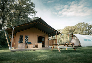 Tente de luxe et cabane moderne au Camping de Italiaanse Meren, parc de vacances en Gueldre, Pays-Bas.
