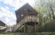 Boomhut Ooievaarsnest bij Camping de Koeksebelt in Nederland, omgeven door bomen en zonlicht.