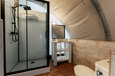 Bagno moderno con doccia, lavabo e WC nell’Arcade al Camping de Italiaanse Meren, Paesi Bassi.