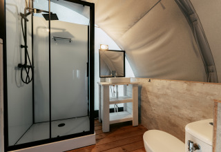 Moderne badeværelse med brusekabine, håndvask og toilet i Arcade, Camping de Italiaanse Meren, Holland.