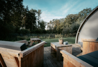 Houten terras bij de Arcade-lodge met tuinmeubilair en uitzicht, Camping de Italiaanse Meren, Nederland.