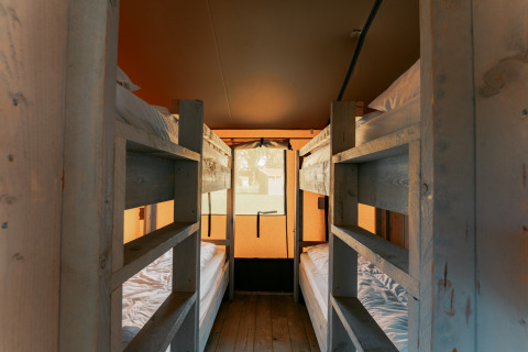 Udsigt over køjesenge i Ranger Lodge på Camping de Italiaanse Meren i Holland med varmt belysning.