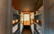 Bunkbeds in de Ranger Lodge bij Camping de Italiaanse Meren in Nederland met warme verlichting.