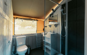 Salle de bains moderne à la Ranger Lodge du Camping de Italiaanse Meren, Pays-Bas, avec douche et toilettes.