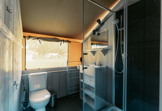 Baño moderno en la Ranger Lodge de Camping de Italiaanse Meren, Países Bajos, con ducha y WC.