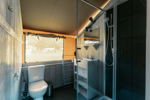 Moderne badkamer in de Ranger Lodge bij Camping de Italiaanse Meren, Nederland, met douche en toilet.