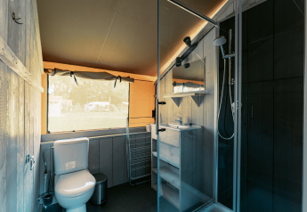 Moderne badkamer in de Ranger Lodge bij Camping de Italiaanse Meren, Nederland, met douche en toilet.