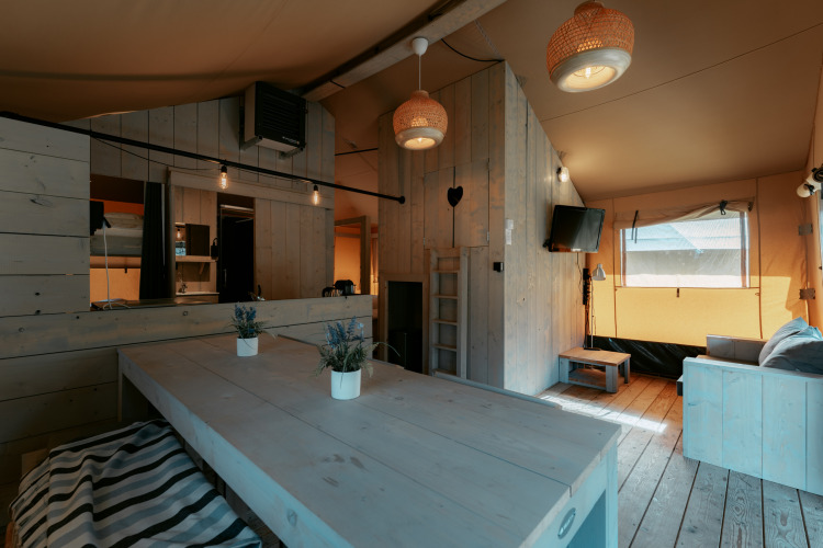 Acogedor interior de Ranger Lodge en Camping de Italiaanse Meren, Países Bajos, con decoración y muebles de madera.