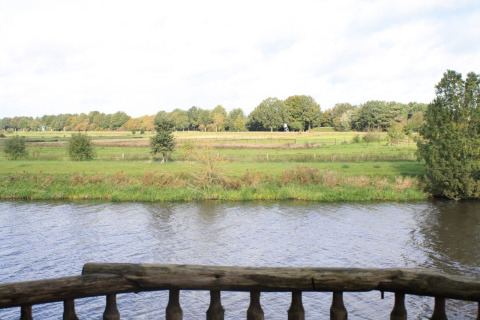 Vista dalla casa sull'albero Ooievaarsnest sul fiume e campi di Camping de Koeksebelt, Paesi Bassi.