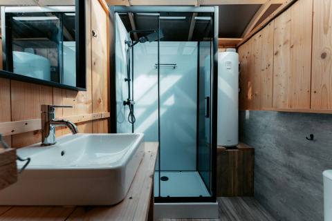 Bagno moderno con doccia in vetro e dettagli in legno al Panorama, Camping de Italiaanse Meren, Paesi Bassi.