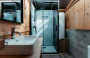 Salle de bain moderne avec douche vitrée et bois à Panorama, Camping de Italiaanse Meren, Pays-Bas.
