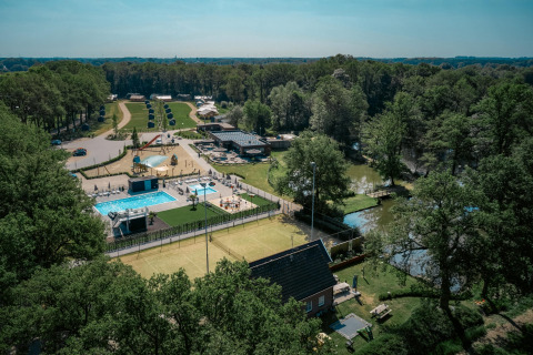 Vista aérea del camping de Italiaanse Meren, con piscina, áreas verdes y parque infantil en Gelderland, Países Bajos.