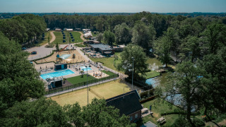 Vista aérea del camping de Italiaanse Meren, con piscina, áreas verdes y parque infantil en Gelderland, Países Bajos.