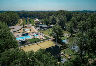 Luchtfoto van Camping de Italiaanse Meren met zwembad, speeltuin en natuur in Gelderland, Nederland.