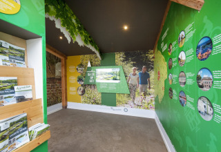 Infocentrum bij Camping de Italiaanse Meren, Gelderland, Nederland, met brochures en kleurrijke infowanden.