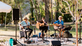 Groupe de musique jouant en plein air au soleil à Huttopia Parque de Doñana, Andalousie, Espagne.
