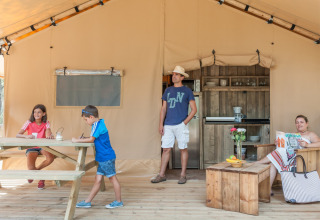 Famiglia si rilassa in una tenda glamping a Huttopia Parque de Doñana, Andalusia, Spagna.