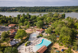Vue aérienne d'Huttopia Lac de l'Uby - Gers avec piscine, verdure et lac dans le Gers, en Occitanie, France.